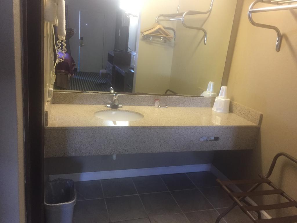 America'S Best Inn & Suites Юрика Экстерьер фото